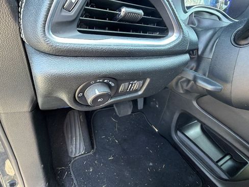 Used 2025 Chrysler Pacifica Limited FWD image 26
