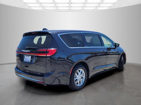 Used 2023 Chrysler Pacifica Touring-L FWD image 5