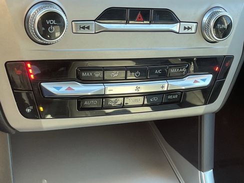 Used 2022 Ford Explorer XLT w/ Equipment Group 202A image 29