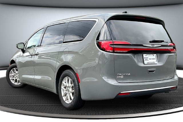Used 2025 Chrysler Pacifica Select FWD image 7
