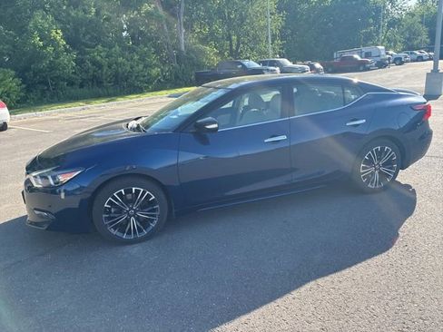 Used 2017 Nissan Maxima Platinum w/ Medallion Package FWD image 2