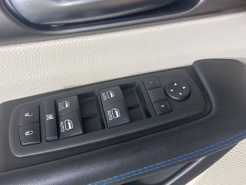 Used 2021 Chrysler Pacifica Touring-L w/ Uconnect Theater Family Group AWD/4WD image 20