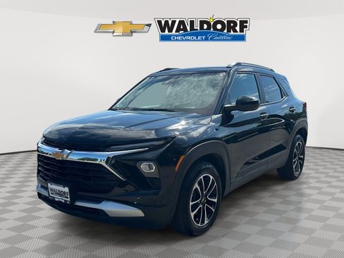 Used 2024 Chevrolet TrailBlazer LT w/ LT Cold Weather Package FWD image 3