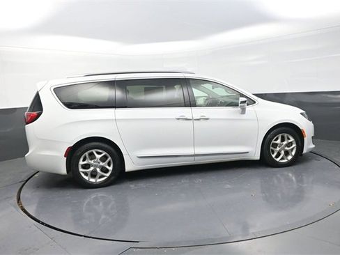 Used 2020 Chrysler Pacifica Limited image 8
