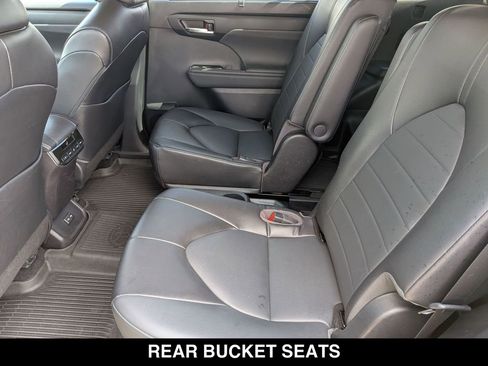Used 2022 Toyota Highlander XLE AWD/4WD image 3