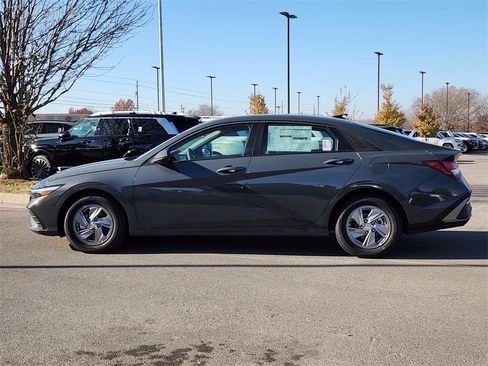 New 2025 Hyundai Elantra SE image 4