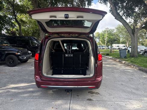 Used 2019 Chrysler Pacifica Touring-L FWD image 21