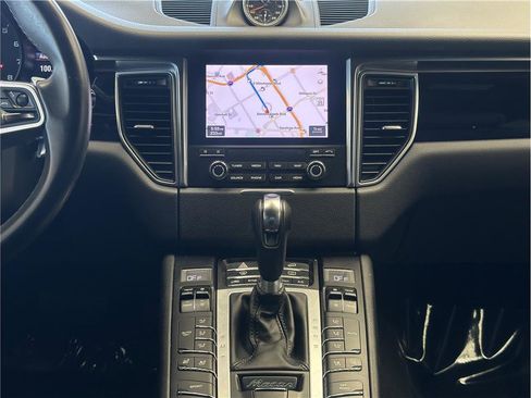 Used 2018 Porsche Macan Sport Edition image 17