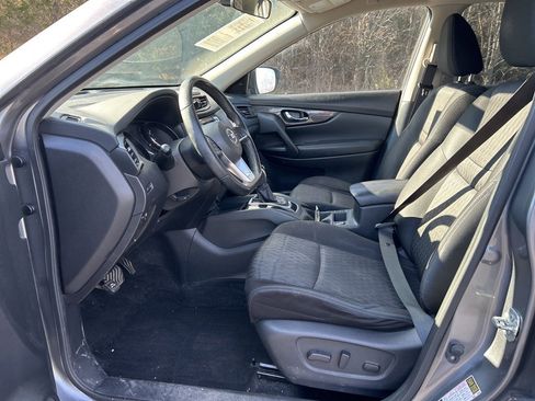 Used 2018 Nissan Rogue SV image 8