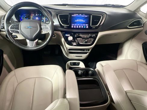 Used 2020 Chrysler Pacifica Touring-L w/ Premium Audio Group image 30