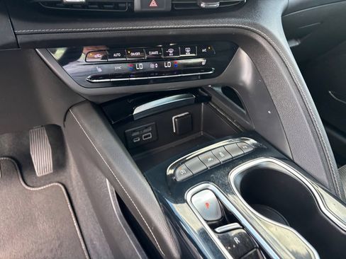 Used 2022 Buick Envision Essence w/ Technology Package I FWD image 17