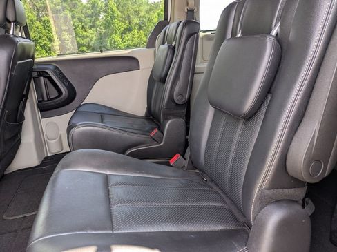 Used 2015 Chrysler Town & Country Touring-L w/ Mopar Premium Addition Group FWD image 16