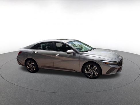 Used 2025 Hyundai Elantra SEL FWD image 2
