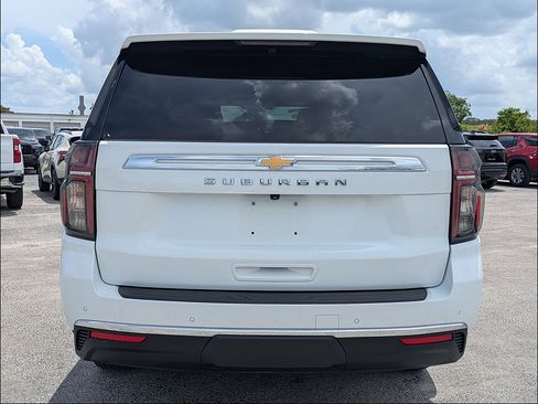 Used 2024 Chevrolet Suburban LT RWD image 4
