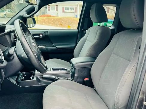 Used 2017 Toyota Tacoma TRD Sport image 10