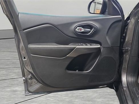 Used 2019 Jeep Cherokee Limited image 12