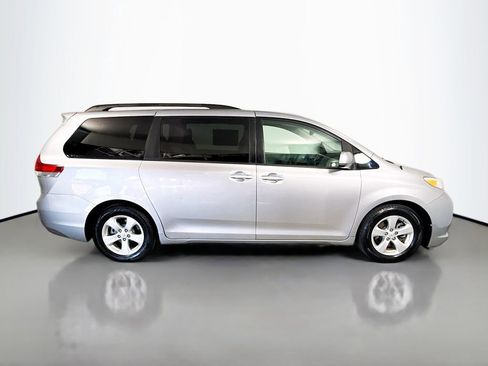 Used 2013 Toyota Sienna LE image 8