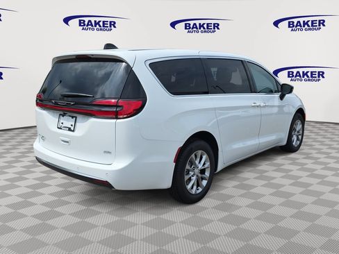 New 2027 Chrysler Pacifica Select AWD/4WD image 3
