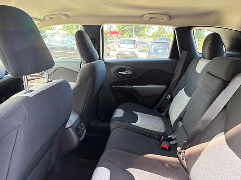 Used 2014 Jeep Cherokee Sport FWD image 18