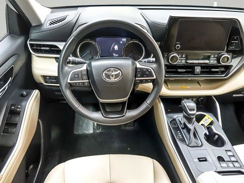 Used 2024 Toyota Highlander XLE AWD/4WD image 14