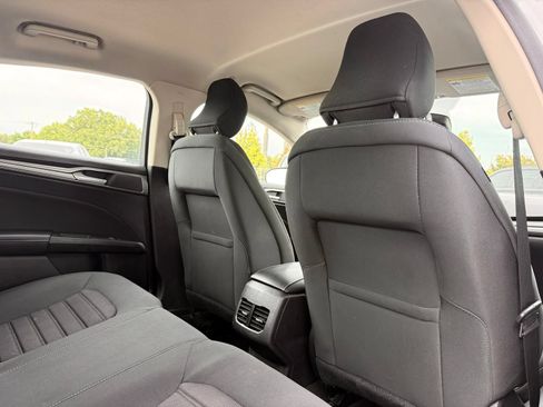Used 2019 Ford Fusion SE FWD image 18