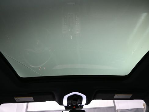 Used 2025 Porsche Macan image 24