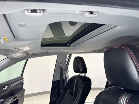 Used 2019 Toyota Highlander SE AWD/4WD image 3