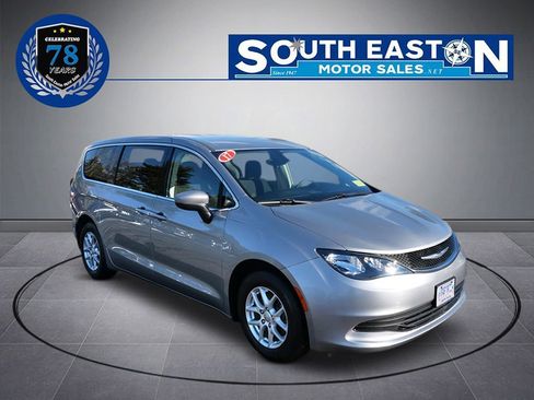 Used 2017 Chrysler Pacifica LX image 2