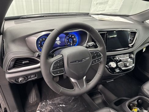 New 2026 Chrysler Pacifica Select image 15