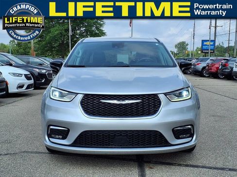 Used 2024 Chrysler Pacifica Touring-L FWD image 2