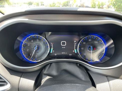 Used 2024 Chrysler Pacifica Touring-L FWD image 36