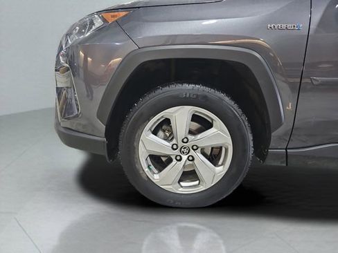 Used 2021 Toyota RAV4 XLE Premium image 16