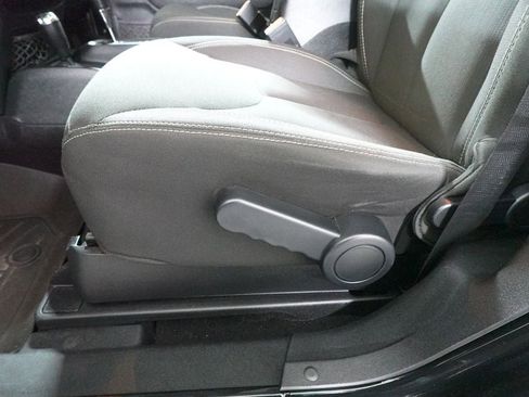 Used 2016 Jeep Wrangler Sahara image 10