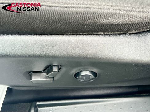 Used 2024 Chrysler Pacifica Touring image 25