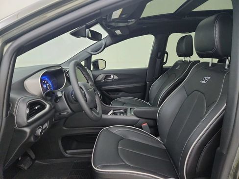 New 2027 Chrysler Pacifica Limited w/ Family Tech Group AWD/4WD image 18