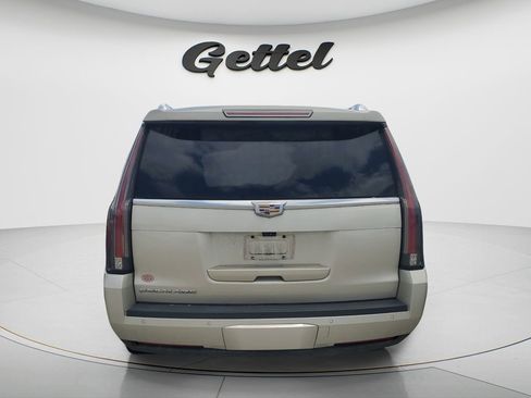 Used 2017 Cadillac Escalade Luxury AWD/4WD image 4