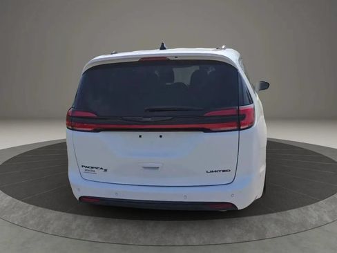 Used 2024 Chrysler Pacifica Limited w/ Uconnect Theater Family Group FWD image 5