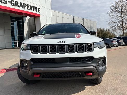 Used 2025 Jeep Compass Trailhawk image 3