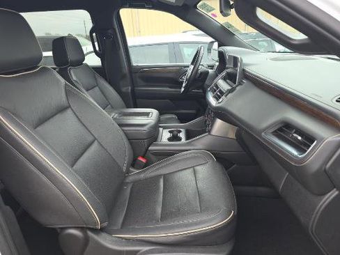 Used 2023 Chevrolet Suburban Premier image 9