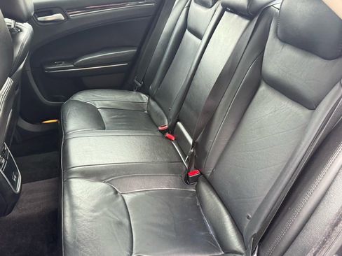 Used 2017 Chrysler 300 Limited image 32