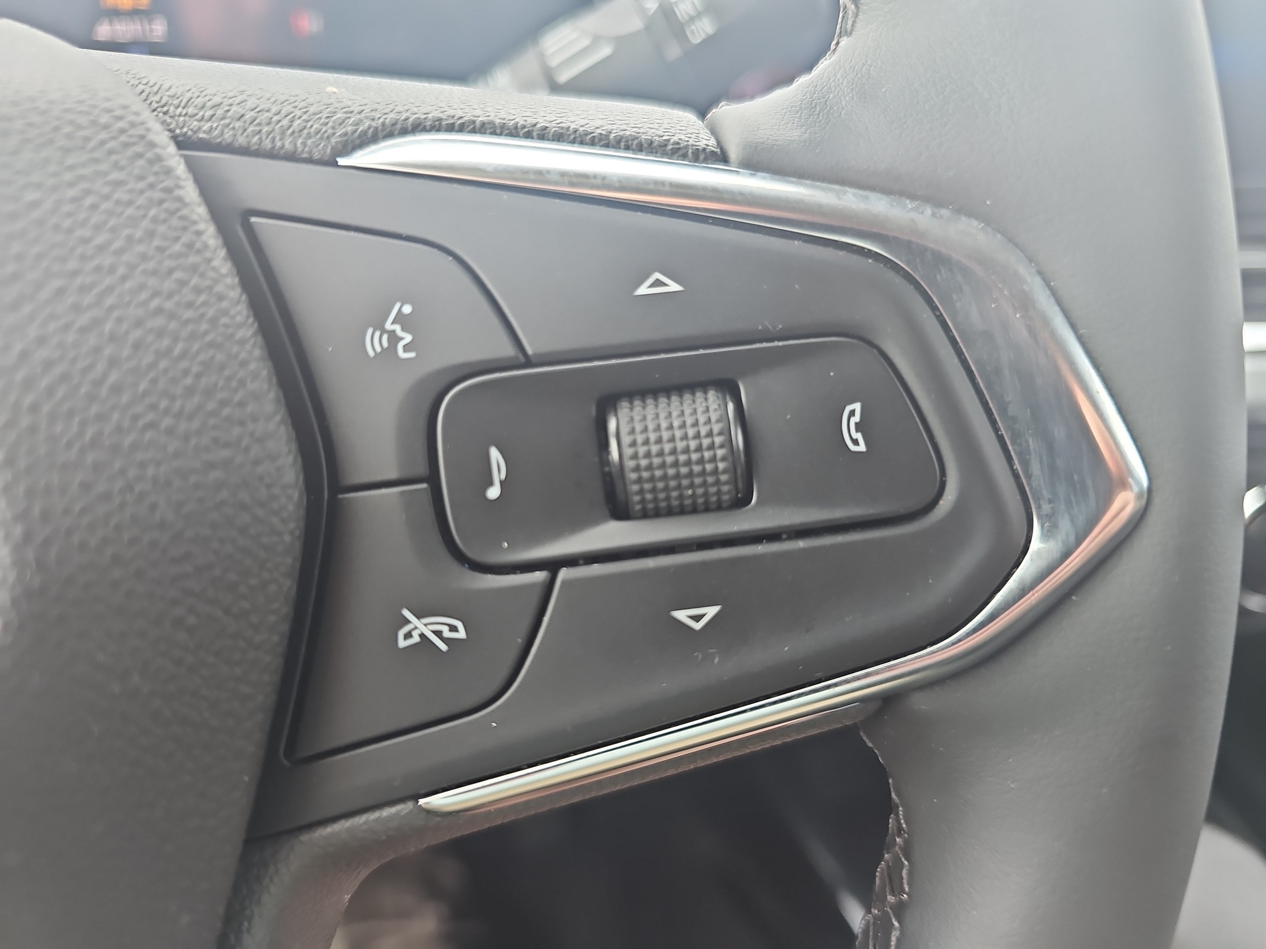 Used 2024 Chevrolet Trax LT w/ LT Convenience Package FWD image 19