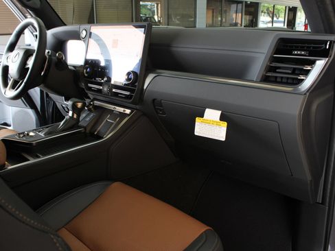 Used 2026 Lexus GX 550 AWD/4WD image 5