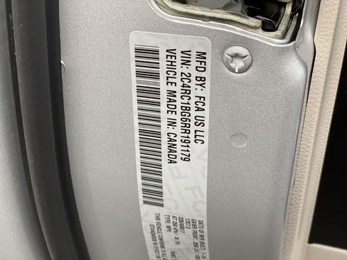 Used 2024 Chrysler Pacifica Touring-L FWD image 29