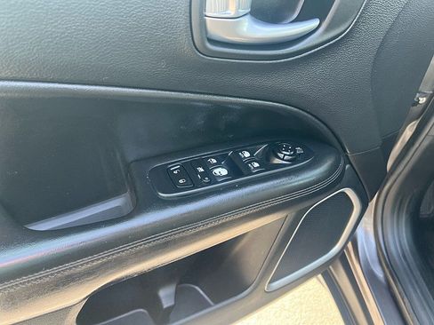 Used 2018 Jeep Compass Latitude w/ Popular Equipment Group AWD/4WD image 19