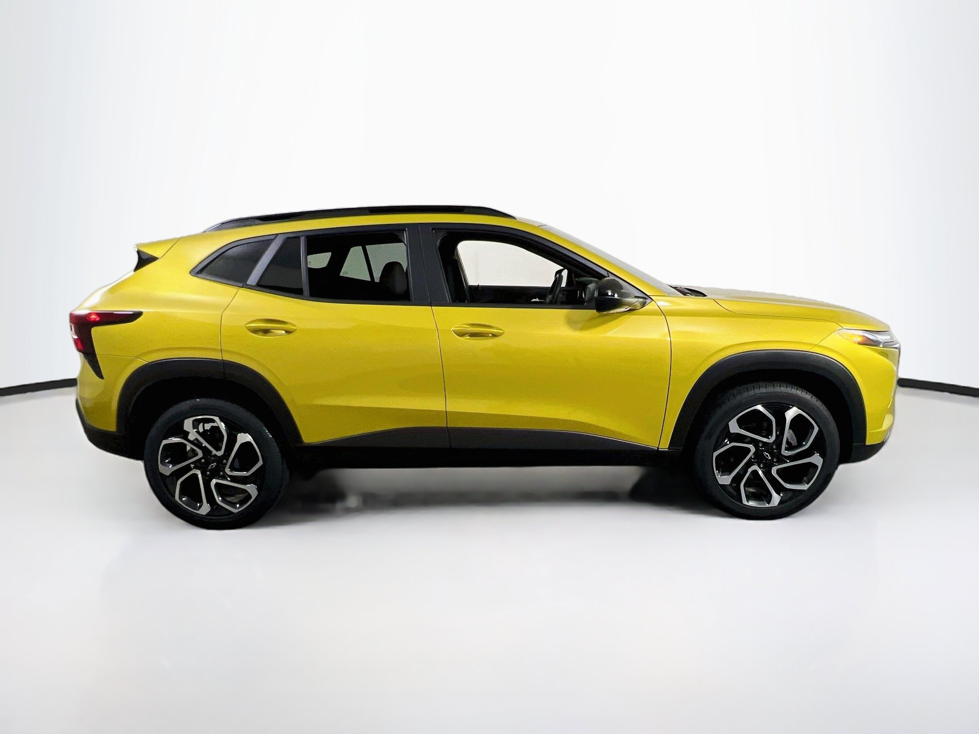 Used 2025 Chevrolet Trax RS FWD image 4