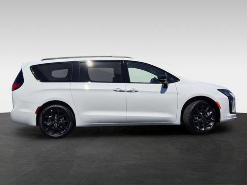 New 2027 Chrysler Pacifica Limited w/ Family Tech Group AWD/4WD image 4