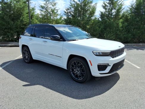 Used 2025 Jeep Grand Cherokee Summit AWD/4WD image 3