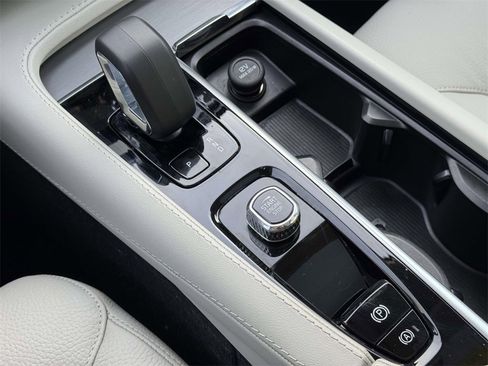 Certified 2024 Volvo XC90 B5 Core w/ Climate Package image 29