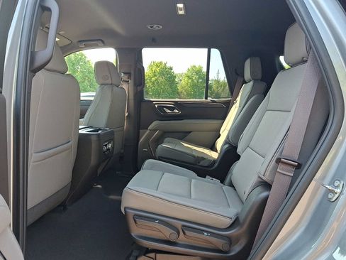 Used 2024 GMC Yukon SLT w/ SLT Luxury Package AWD/4WD image 12