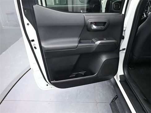 Used 2020 Toyota Tacoma TRD Off-Road image 15